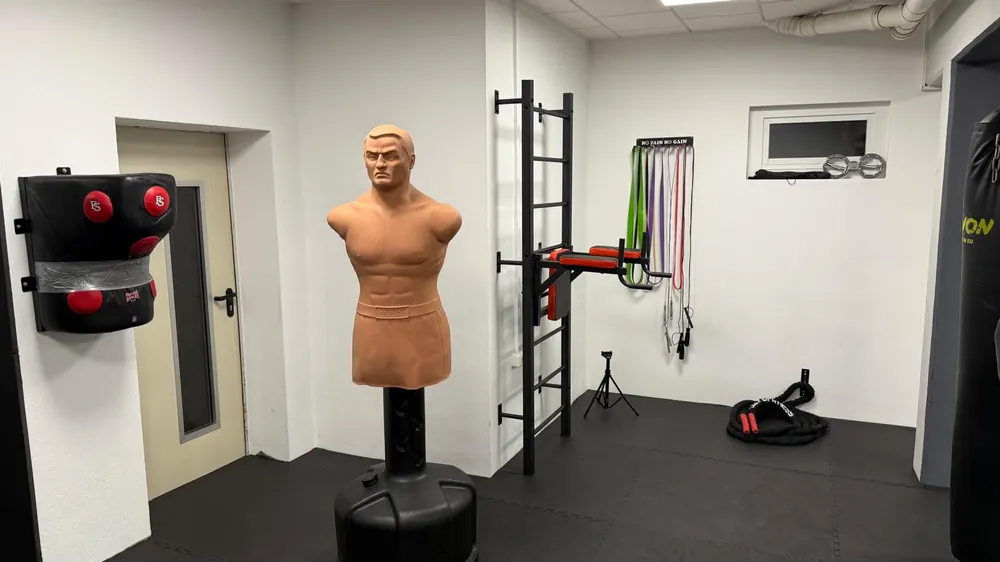 Kampfsportecke mit Trainingspuppe und Sprossenwand